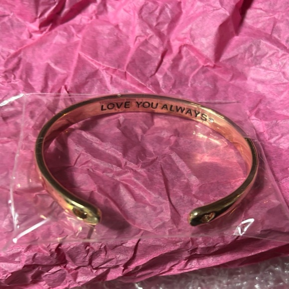 Avon items: mini memo paper, pen, & mirror; 10 pairs of earrings; bracelet. - Picture 10 of 11